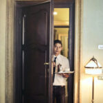 hotelowy boy w pokoju